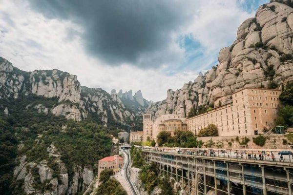 Voyage en Espagne. Visite de Montserrat avec un guide touristique