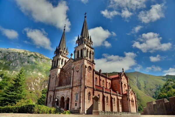 Paquetes a Asturias y Norte de España. Visitar Covadonga con guía español.