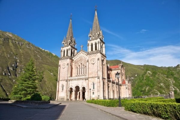 Viajes a Asturias y Norte de España. Visitar Covadonga con guía español.