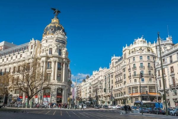 Reise nach Europa. Besuchen Sie die Gran Vía Geschäftsallee in Madrid mit einem Führer