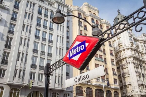 Voyage en Europe. Visitez la Plaza del Callao à Madrid avec un guide
