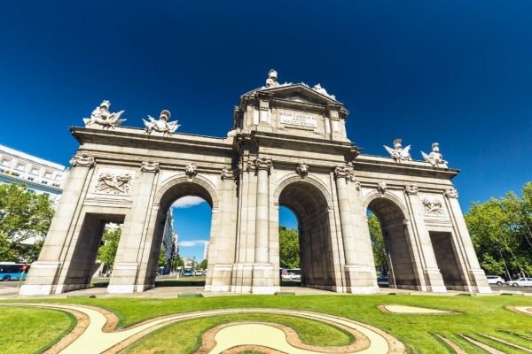 Reise nach Europa. Besuchen Sie die Puerta de Alcalá Tor in Madrid mit einem Ortsführer