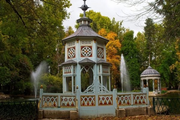 Excursions from Madrid. Visit the Royal Palace of Aranjuez