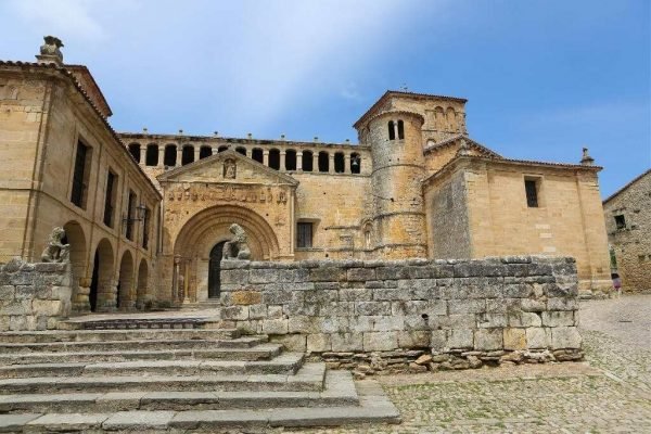 Packages for the North of Spain. Visit Santillana del Mar with a guide