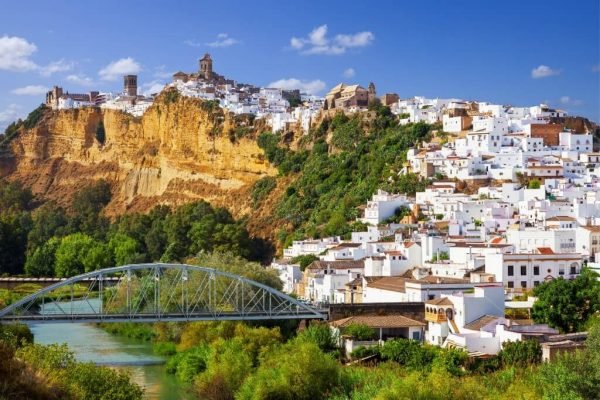 Forfaits vers l'Europe. Route des villages blancs de Cadix en Andalousie.
