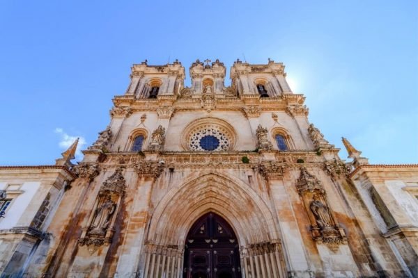 Viajes a Portugal desde Lisboa. Visitar los Monasterios de Alcobaça y Batalha con guía en español.