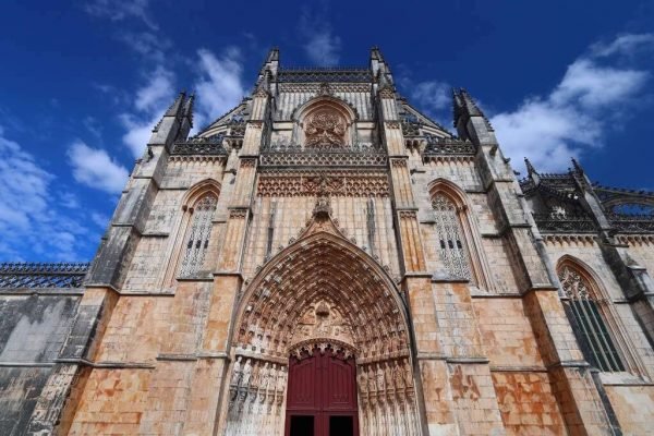 Tours a Europa desde Portugal. Visitar los Monasterios de Alcobaça y Batalha desde Lisboa con guía de habla hispana.