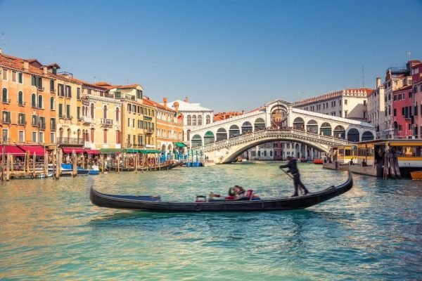 Tours a Italia. Viajes a Venecia paseo en gondola. Paquetes a Europa con guía en español.